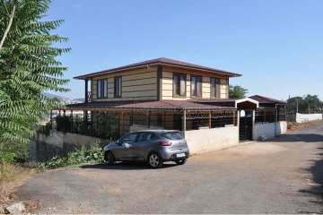 Fachada lateral de casa prefabricada