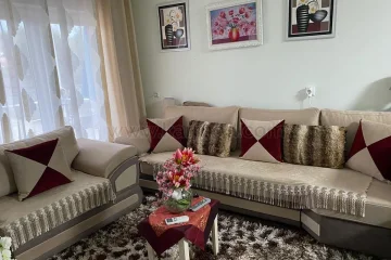 Casa de acero: salón amueblado