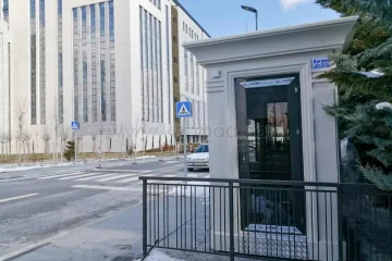 Caseta Karmod en un acceso urbano