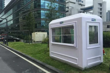 Caseta Karmod junto a un edificio