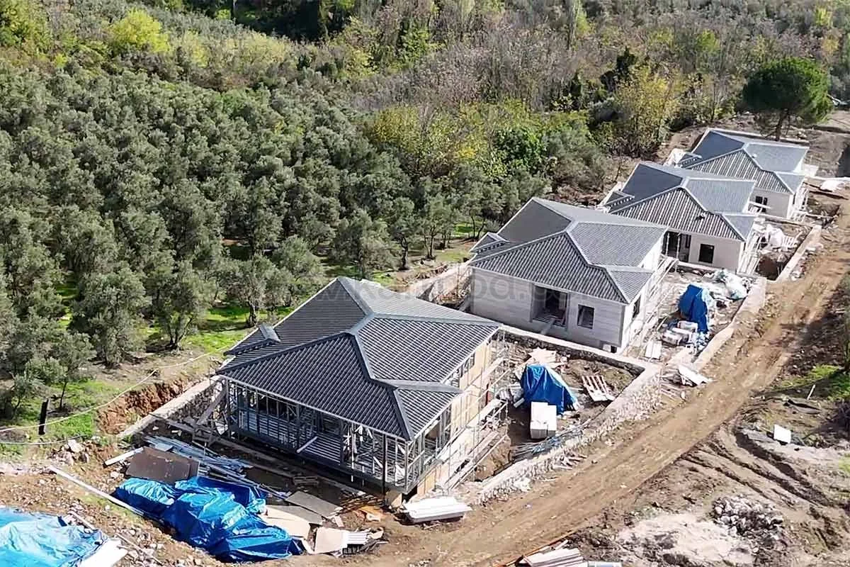 Casas de acero Karmod en distintas fases de montaje en Bursa