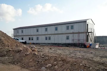 Acceso exterior de oficina Karmod